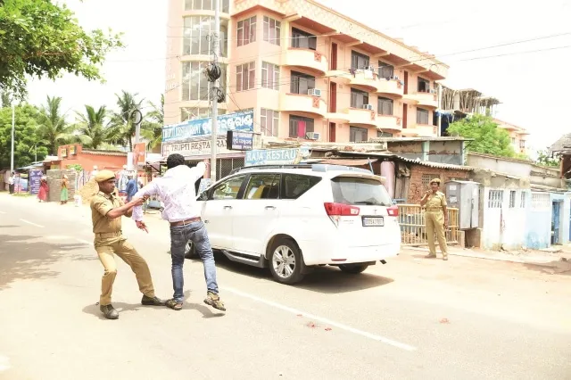 ଫେଲ୍‌ ମାରିଲା ଗୁଇନ୍ଦା : ମୁଖ୍ୟମନ୍ତ୍ରୀଙ୍କ ଗାଡ଼ିକୁ ଟମାଟୋ ମାଡ଼