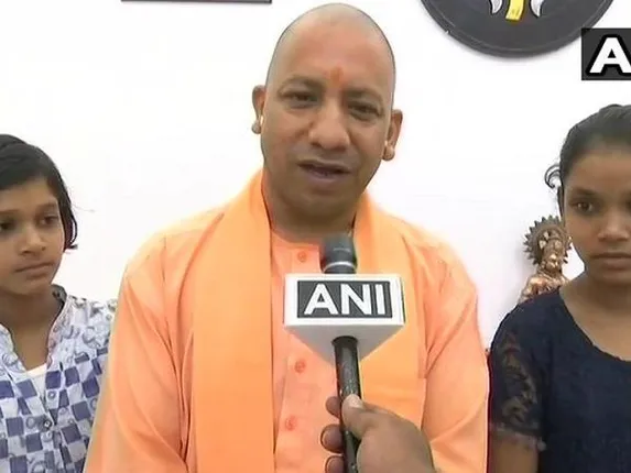 ତୀକ୍ଷ୍ଣ ସ୍ମୃତିଶକ୍ତି ପାଇଁ ଚର୍ଚ୍ଚିତ ଦୁଇ ଭଉଣୀ ହନି ଓ ହସିଙ୍କୁ ଭେଟିଲେ ମୁଖ୍ୟମନ୍ତ୍ରୀ ଯୋଗୀ; ଉଭୟଙ୍କୁ ଦେଲେ ୫୧ ହଜାର ଲେଖାଏଁର ନଗଦ ପୁରସ୍କାର