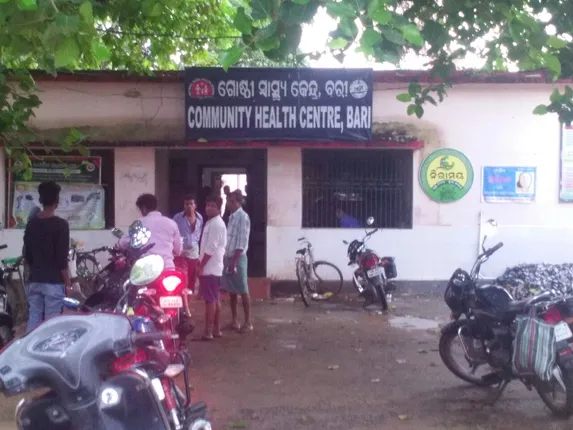 ଆମ୍ବୁଲାନ୍ସ ନଆସିବାରୁ ଦୁର୍ଘଟଣାରେ ଆହତ ଯୁବକଙ୍କୁ କାନ୍ଧରେ ବୋହି ନେଲେ ସେନାର ଯବାନ, ହସ୍ପିଟାଲରେ ବାଇକ ଚାଳକଙ୍କ ମୃତ୍ୟୁ