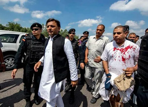 ରାସ୍ତାରେ ଯାଉଥିଲେ ପୂର୍ବତନ ମୁଖ୍ୟମନ୍ତ୍ରୀ, କଲେ ଏମିତି।