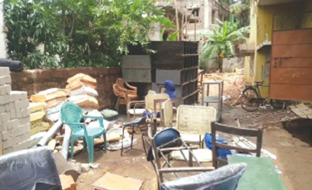 ଘର ମାଲିକଙ୍କ କାରନାମା:ସେଲ୍‌ ଟ୍ୟାକ୍ସ ଅଫିସ୍‌ କାଗଜପତ୍ର ଫୋପାଡ଼ିଦେଲେ