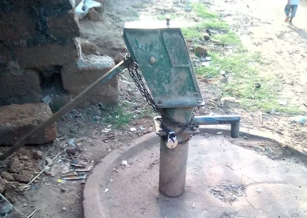 ନଳକୂପରେ ତାଲା ପକାଇଲେ ଅସାମାଜିକ ଯୁବକ