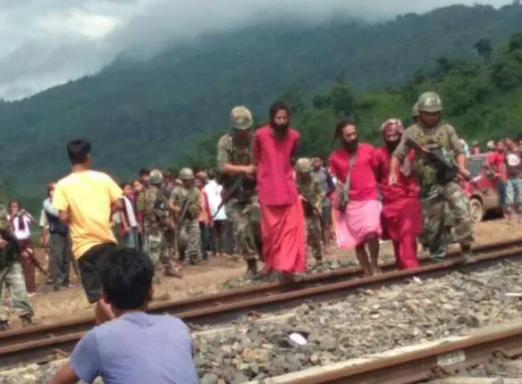 ଆସାମ: ପିଲାଚୋର ସନ୍ଦେହରେ ଉତ୍ୟକ୍ତ ଜନତା ୩ ଜଣ ସାଧୁଙ୍କୁ ପିଟିପିଟି ହତ୍ୟା କରିବାକୁ ବସିଥିବା ବେଳେ ସେମାନଙ୍କୁ ବଞ୍ଚାଇଲେ ସେନା ଓ ପୁଲିସ୍‌