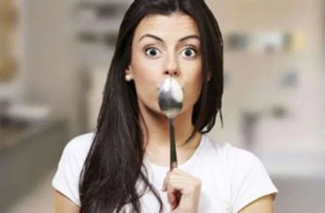 ଜିଭରେ ଚାମଚ ଲଗାଇ ଗୋଟିଏ ମିନିଟରେ ଏପରି ଜାଣନ୍ତୁ ଆପଣ କେଉଁ ରୋଗରେ ପୀଡିତ !