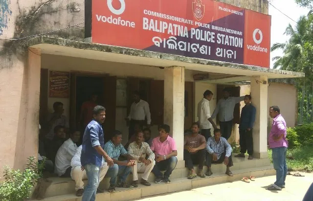 ବିଜେଡି ପାର୍ଟି ଅଫିସ୍‌ ଭଙ୍ଗାରୁଜା ଘଟଣା, ଜଣେ ଗିରଫ : ଥାନା ଆଗରେ ବସିଲେ ବିଜେଡି କର୍ମୀ