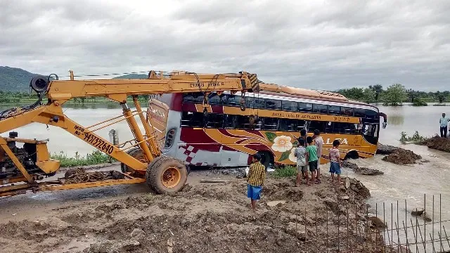 ପ୍ରବଳ ବର୍ଷା ଯୋଗୁଁ ୨୧ନଂ. ରାଜପଥ ଡାଇଭର୍ସନ୍‌ ଧୋଇଗଲା