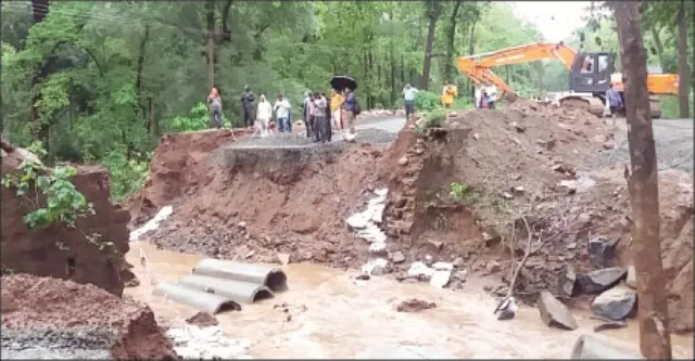 ରାସ୍ତା ଉପରେ ବର୍ଷା ପାଣି : ଘରକୁ ଫେରି ପାରିଲେନି ୨୦ ଛାତ୍ର