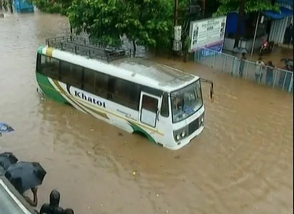 ଗୋଟିଏ ଲଗାଣ ବର୍ଷାରେ କାନ୍ଦିଲେ ଭୁବନେଶ୍ୱରବାସୀ: ବହୁ ଅଞ୍ଚଳ ଜଳବନ୍ଦୀ, ଘରେ ପଶିଗଲାଣି ପାଣି