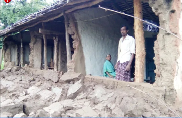 ବର୍ଷାରେ ଭାଙ୍ଗିଲା ଘର:ଅଳ୍ପକେ ବର୍ତ୍ତିଲେ ପରିବାର