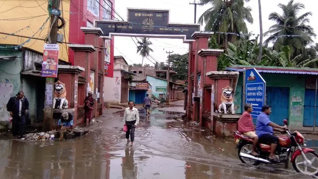 ବ୍ରହ୍ମଗିରିସ୍ଥିତ ଅଲାରନାଥ ପୀଠର ମୁଖ୍ୟ ଫାଟକ ନିକଟରେ ମଇଳା ପାଣିର ସୁଅ