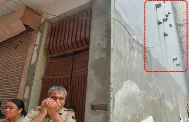 ବୁରାଡ଼ି ଗଣମୃତ୍ୟୁ ଘଟଣା : ମୃତଦେହ ମିଳିଥିବା ଘର କାନ୍ଥରୁ ରହସ୍ୟମୟ ଭାବେ ବାହାରିଛି ୧୧ଟି ପାଇପ୍‌ ! ସୁରାଗ ଖୋଜୁଛି ପୁଲିସ୍‌