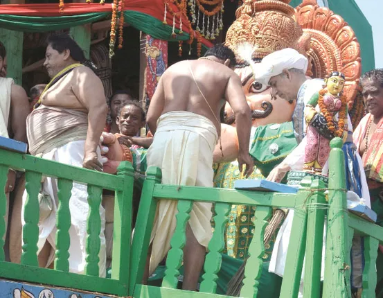 ଛତିଶା ନିଯୋଗ ସେବା ଓ ସେବକ