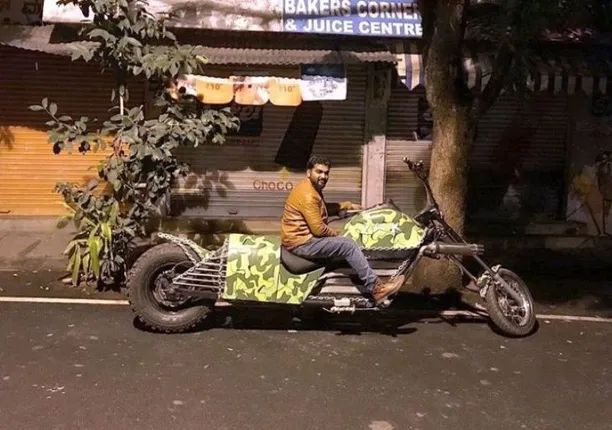 ୧୩ଫୁଟ ଲମ୍ବା ବାଇକ୍‌ ତିଆରି କରି ଚର୍ଚ୍ଚାରେ ବେଙ୍ଗାଲୁରୁ ଯୁବକ, ଜାଣନ୍ତୁ କ’ଣ ରହିଛି ଖାସ୍‌...