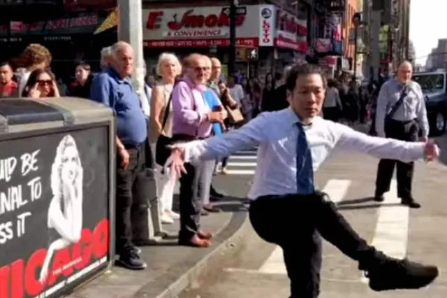 ବଲିଉଡ୍‌ ଗୀତର ନକଲ କରି ନ୍ୟୁୟର୍କ ସଡ଼କରେ ଧୂମ୍‌ ମଚାଇଲେ ଯୁବକ, ଦେଖନ୍ତୁ ଏହି ମଜାଦାର ଦୃଶ୍ୟ