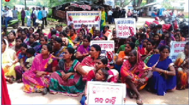 ପ୍ରସ୍ତାବିତ ଦେଶୀ ମଦ ଦୋକାନ ବିରୋଧରେ ତାତିଲେ ମହିଳା:‘ମଦ ନୁହେଁ, ପାଣି ଦରକାର’