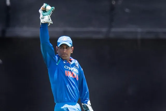 ଗିଲ୍‌କ୍ରିଷ୍ଟ, ବାଉଚର ଓ ସାଙ୍ଗାକାରାଙ୍କ ପରେ ଚତୁର୍ଥ ଧୋନି @ ୧୦,୦୦୦