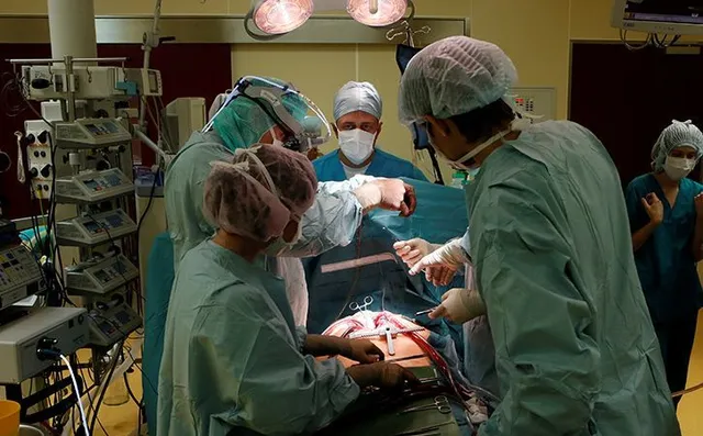 ଡାକ୍ତରଙ୍କୁ ଅବହେଳା ମହଙ୍ଗା ପଡ଼ିଲା; ଡାହାଣ ବଦଳରେ ବାମ ପାଦ ଅସ୍ତ୍ରୋପଚାର କରିଥିବାରୁ କୋର୍ଟ ଦେଲେ ୧୦ ଲକ୍ଷ ଟଙ୍କାର କ୍ଷତିପୂରଣ ନିର୍ଦ୍ଦେଶ