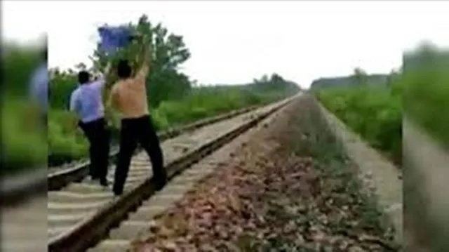 ପୁଲିସକର୍ମୀ ନିଜ ପୋଷାକ ଖୋଲି ଏପରି ଦେଲେ ସତର୍କ ସୂଚନା, ଏକ ନିଶ୍ଚିତ ଦୁର୍ଘଟଣାରୁ ରକ୍ଷା ପାଇଲେ ୧୦୦ରୁ ଊର୍ଧ୍ୱ ଯାତ୍ରୀ