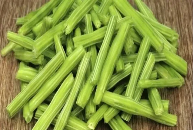 ଜଳକୁ ସ୍ୱଚ୍ଛ କରିବା ପାଇଁ ସଜନା ଛୁଇଁର ସହାୟତା ନିଅନ୍ତୁ ଏପରି…