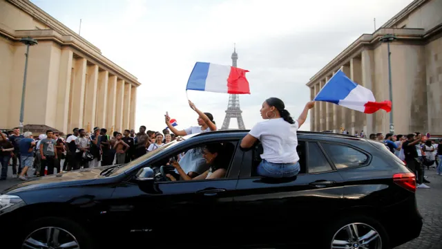 ୨୦୧୮ ଫିଫା ବିଶ୍ୱକପ୍‌ ବିଜୟ ପାଳନ କରୁଥିବା ଉତ୍ସୃଙ୍ଖଳ ଜନତାଙ୍କୁ ଘଉଡ଼ାଇବାକୁ ଲୁହବୁହା ବାଷ୍ପ ନିକ୍ଷେପ କଲା ଫରାସୀ ପୁଲିସ