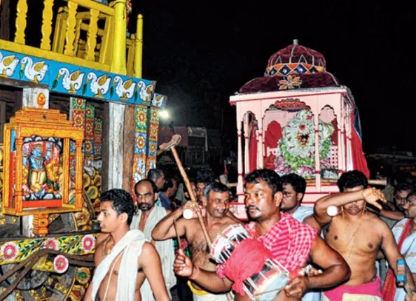 ଶ୍ରୀଗୁଣ୍ଡିଚା ମନ୍ଦିରରେ ହେରାପଞ୍ଚମୀ : ରାଗିଲେ ମା ଲକ୍ଷ୍ମୀ, ନନ୍ଦିଘୋଷ ରଥ ଭାଙ୍ଗିଲେ, ଆଜି ତିନି ରଥର ଦକ୍ଷିଣମୋଡ଼