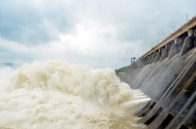 ହୀରାକୁଦର ୩ ଗେଟ୍‌ ଖୋଲିଲା