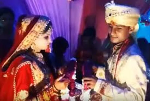 ଜୟମାଲା ବେଳେ ପଛପଟୁ ଧରି ଉଠାଇବାରୁ ଭିଣୋଇକୁ ମାଡ଼ ମାରିଲା ଶାଳୀ,ତା’ପରେ କ’ଣ ହେଲା ଦେଖନ୍ତୁ?