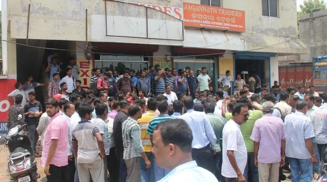 ଇଣ୍ଡିଆନ ବ୍ୟାଙ୍କରେ ସଶସ୍ତ୍ର ଡକାୟତି : ୩୬୯ପ୍ୟାକେଟ୍‌ ସୁନା, ୮ଲକ୍ଷ ଟଙ୍କା ଲୁଟ୍‌