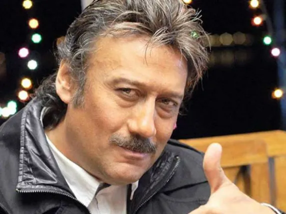 ଲକ୍ଷ୍ନୌ ଯାଇଥିବା ବେଳେ ଟ୍ରାଫିକ୍‌ରେ ଫସିଲା ଜ୍ୟାକି ଶ୍ରଫ୍‌ଙ୍କ କାର୍‌, ଗାଡ଼ିରୁ ବାହାରି ଭାଙ୍ଗିଲେ ଜାମ୍‌, ଭିଡ଼ିଓ ଭାଇରାଲ