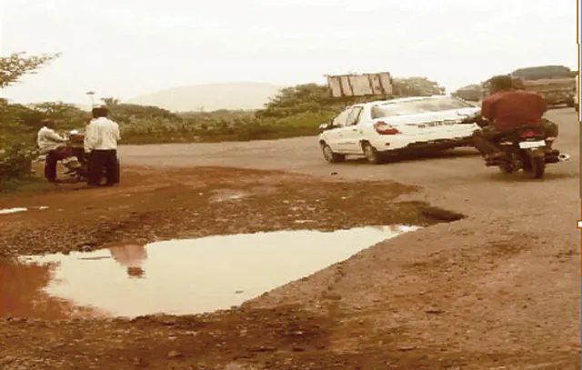 ଦୁର୍ଘଟଣା ବଢ଼ୁଛି, କର୍ତୃପକ୍ଷ ନିରବ:ଖାଲଖମାରେ ଭର୍ତ୍ତି ଜାତୀୟ ରାଜପଥ