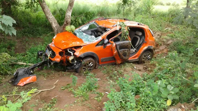 ପୋଲ ତଳକୁ ଖସିଲା କାର୍‌