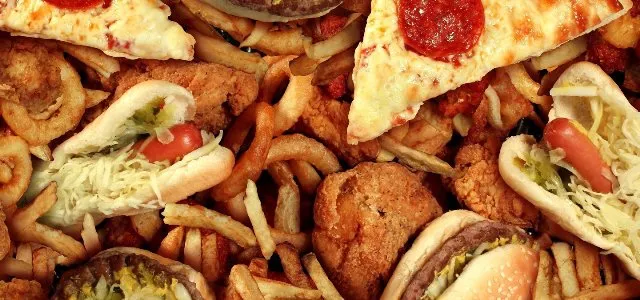 ରାତ୍ରି ଭୋଜନରେ ସାମିଲ୍‌ କରନ୍ତୁନି ଜଂକ୍‌ ଫୁଡ୍‌ , ନଚେତ୍‌ ଭୋଗିପାରନ୍ତି ଏହି ସବୁ କଷ୍ଟ