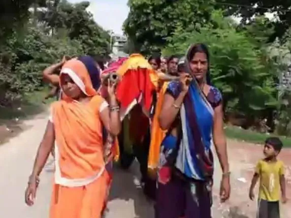 ଦୁଇ ପୁଅ ଥାଉ ଥାଉ ୯୦ବର୍ଷିୟ ମା’ର ଶବକୁ କାନ୍ଧେଇଲେ ଝିଅ ଏବଂ ବୋହୂ,ଏହା ପଛରେ ଥିଲା ଏହି ଭଳି କାରଣ