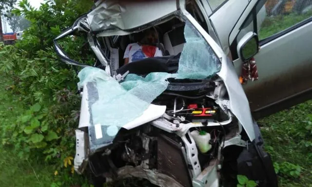 କୁଅାଁରମୁଣ୍ଡା ନିକଟରେ ଟ୍ରଲର୍‌ ଟ୍ରକ୍‌ ଓ ଓ୍ଵାଗନ୍‌ର ଧକ୍କା; ବାପ ମୃତ; ଝିଅ ଆହତ