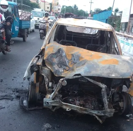 ରାସ୍ତାରେ ଜଳିଗଲା କାର୍‌