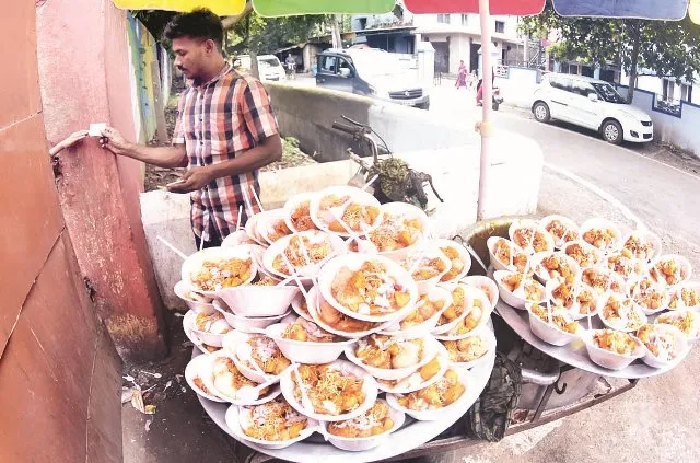 ନିୟମକୁ ଫୁ’, ବେଧଡ଼କ ବିକ୍ରି ଚାଲିଛି ଜଙ୍କ୍‌ ଫୁଡ୍‌