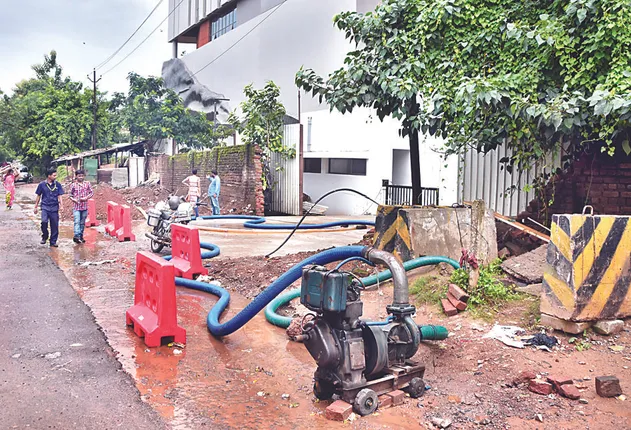 ଶିଳ୍ପାଞ୍ଚଳର ମୁଖ୍ୟ ରାସ୍ତା ଉପରକୁ ପାଣି ଛାଡ଼ିଲା ମଲ୍‌