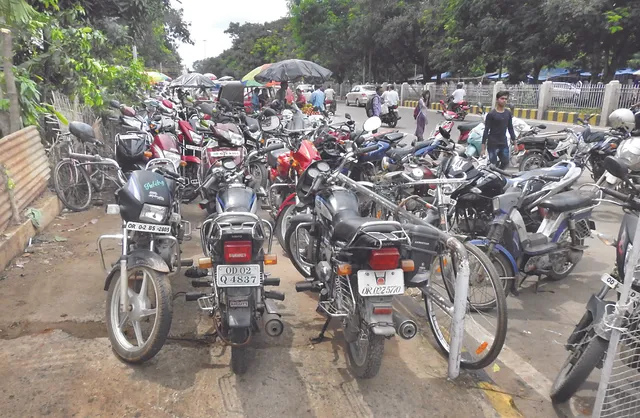 ଫୁଟପାଥ୍‌ରୁ ଉଚ୍ଛେଦ ପ୍ରହସନ