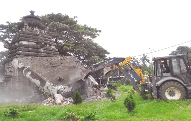 ବସ୍ତି ଉଚ୍ଛେଦ ନୋହିଲା, ମନ୍ଦିର ଭାଙ୍ଗି ଫେରିଲେ