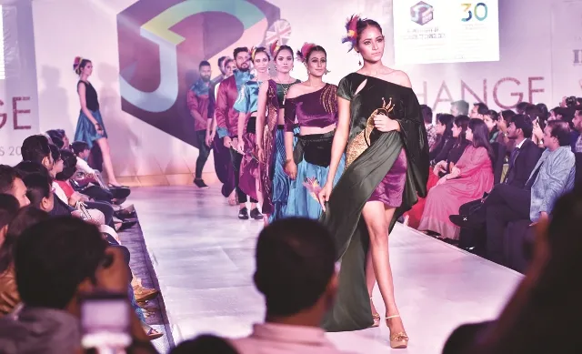 ର‍୍ୟାମ୍ପରେ ଚାଲିଲେ ଏସିଡ୍‌ ପୀଡ଼ିତା