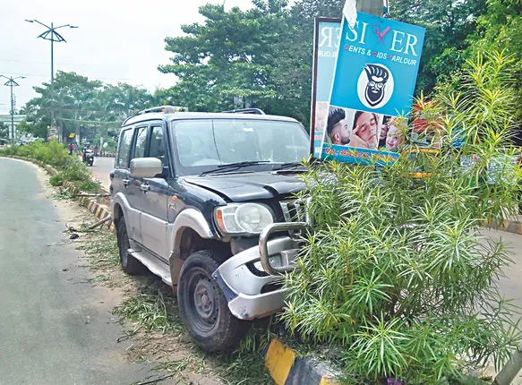 ଡିଭାଇଡର୍‌କୁ ମାଡ଼ିଗଲା ସ୍କର୍ପିଓ, ଅଳ୍ପକେ ବର୍ତ୍ତିଲେ ଚାଳକ