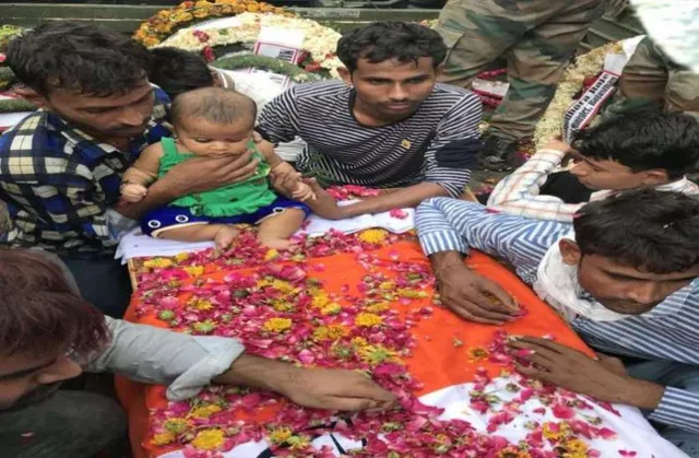 ତ୍ରିରଙ୍ଗା ଢ଼ଙ୍କା ଯାଇଥିବା ସହିଦ୍‌ ପିତାଙ୍କ କଫିନ୍‌ ଉପରେ ବସିଥିଲା ୫ମାସର ଝିଅ, ଜିଲ୍ଲାପାଳ କହିଲେ ଏମିତି କଥା...