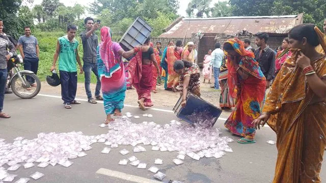 ମଦ ବିରୋଧରେ ତାତିଲେ ମହିଳା : ପୋଡ଼ାଜଳା ସହ ଶତାଧିକ ପାଉଚ୍‌ ଫିଙ୍ଗିଲେ