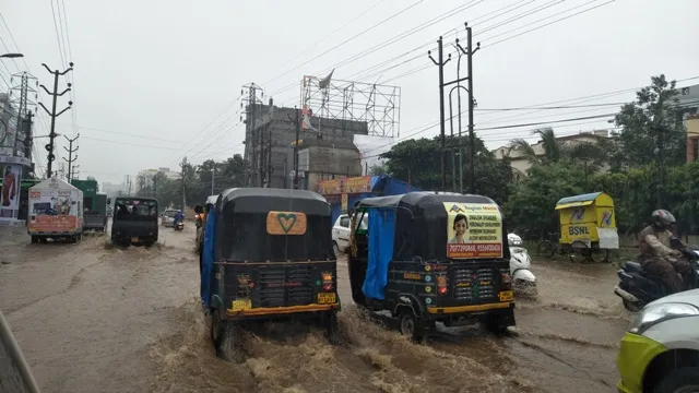 କିଟ୍‌ ରାସ୍ତାରେ ଆଣ୍ଠୁଏ ପାଣି, ନାକେଦମ୍‌ କଲା ଟ୍ରାଫିକ୍‌ ସମସ୍ୟା