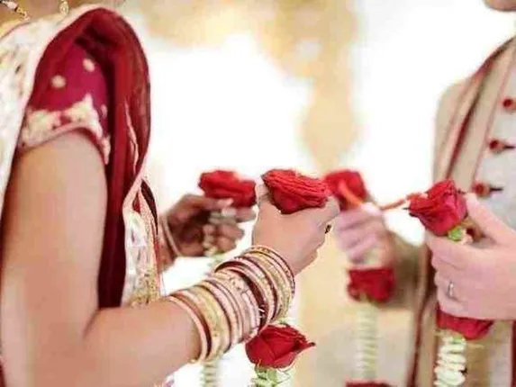 ପ୍ରେମିକ ସହ ନ କରି ଅନ୍ୟ ସ୍ଥାନରେ ବିବାହ କରାଉଥିବାରୁ କୂଅକୁ ଡ଼େଇଁ ଆତ୍ମହତ୍ୟା ଉଦ୍ୟମ, ପରିବାର ଲୋକେ ବଞ୍ଚାଇବା ପରେ ପୁଣି ବିଷ ଖାଇଦେଲେ ପୀଡ଼ିତା, ଆଉ ତା’ ପରେ...