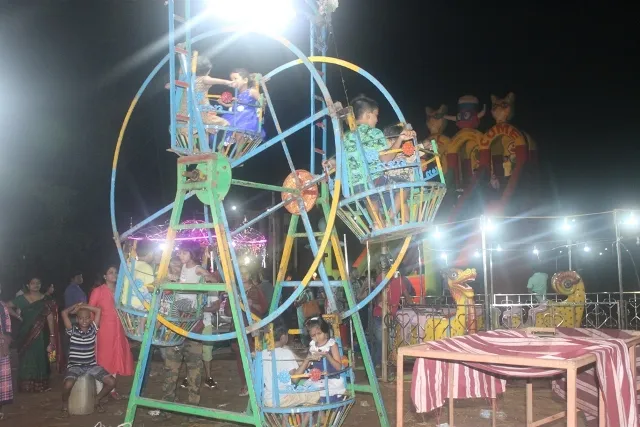 ରଥଯାତ୍ରା ଉପଲକ୍ଷେ ଭୁବନେଶ୍ୱରରେ ଚାଲିଥିବା ଏକ ମିନାବଜାରରେ ଦୋଳିର ମଜ୍ଜା ନେଉଛନ୍ତି ପିଲାମାନେ