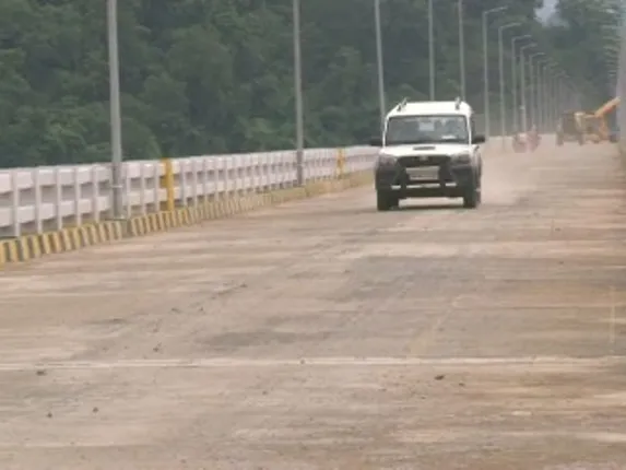 ଗୁରୁପ୍ରିୟା ସେତୁରେ ଗାଡ଼ି ଗଡ଼ିଲା