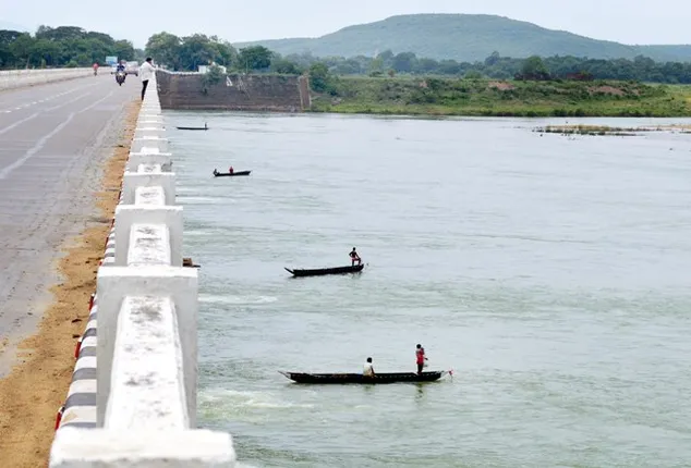 ମହାନଦୀକୁ ଡେଇଁପଡ଼ିଲେ ପ୍ରେମ ପ୍ରତାରିତା, ବଞ୍ଚେଇଦେଲେ ମତ୍ସ୍ୟଜୀବୀ