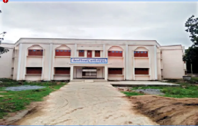 ମହଙ୍ଗା ହେଲା  ଆଦର୍ଶ ବିଦ୍ୟାଳୟ:ହଷ୍ଟେଲ ନାହିଁ, ଭଡ଼ା ଗାଡ଼ିରେ ଯାଉଛନ୍ତି ଛାତ୍ରଛାତ୍ରୀ