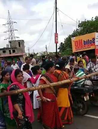 ରାସ୍ତା ପାଇଁ ରାସ୍ତାରୋକ, ଘଣ୍ଟାଏ କାଳ ଯାତାୟାତ ଠପ୍‌